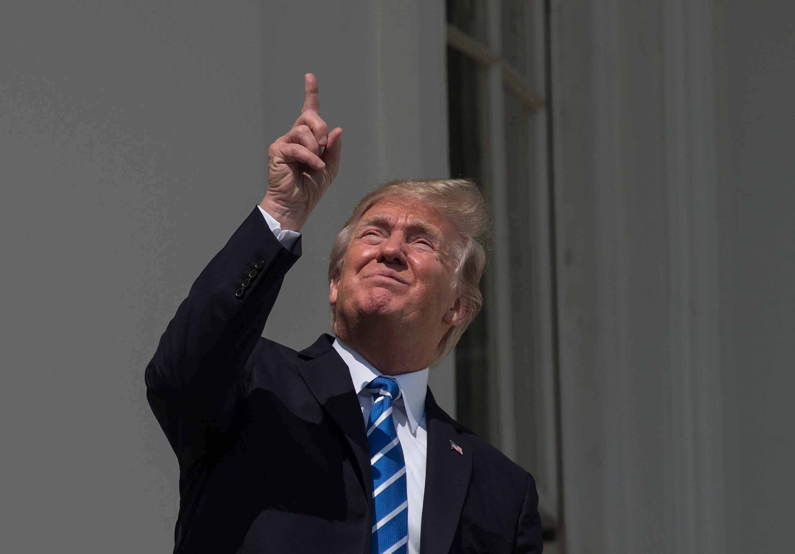 President Donald Trump kijkt naar de gedeeltelijke zonsverduistering vanaf het balkon van het Witte Huis. 21 augustus 2017. Foto: Nicholas Kamm/AFP via Getty Images