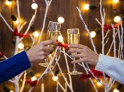 Twee mensen toasten met champagne tijdens oud en nieuw