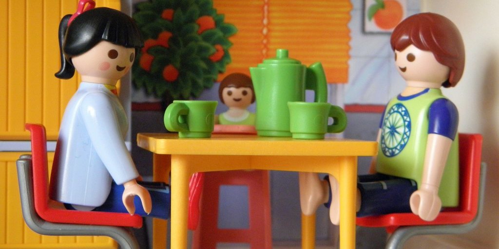 Een Playmobil familie aan tafel