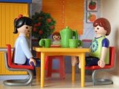 Een Playmobil familie aan tafel