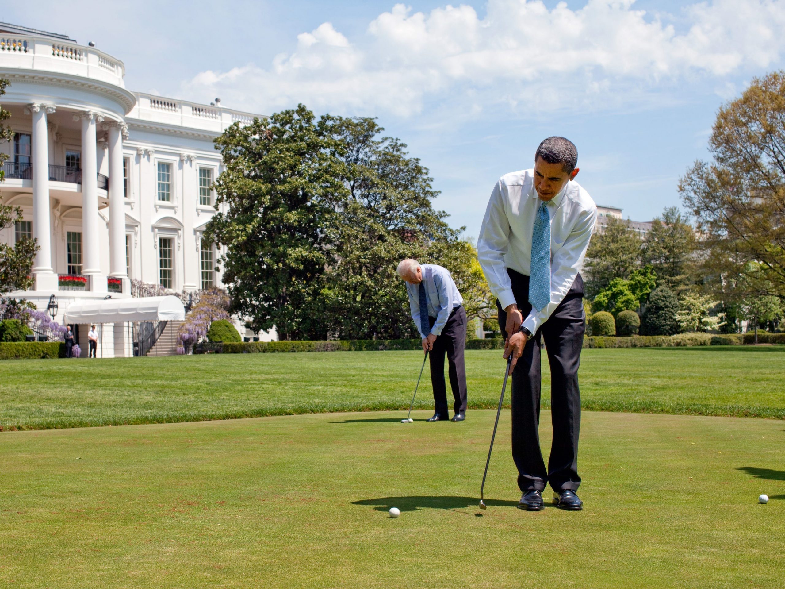 Foto: Pete Souza/White House/Getty Images. Joe Biden en Barack Obama op de golfbaan bij het Witte Huis