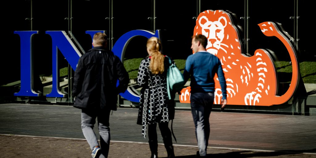 Voorbijgangers passeren ING Nederland