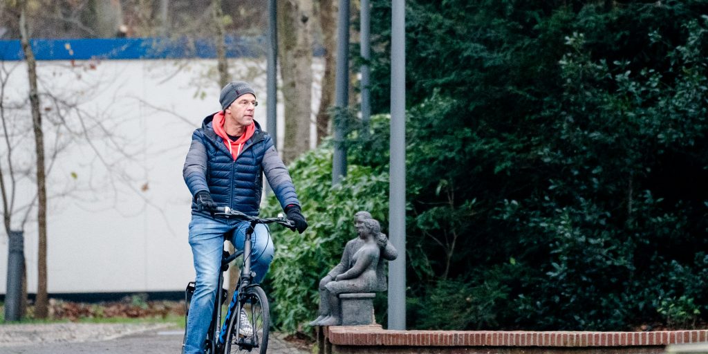 Premier Mark Rutte komt aan bij het Catshuis voor een overleg met de ministers en deskundigen over de coronacrisis.