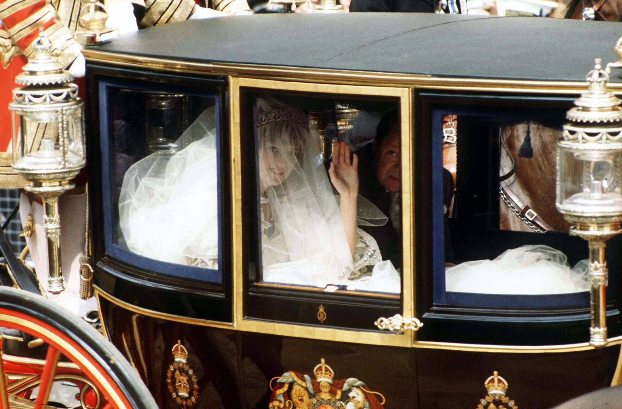 princess diana wedding dress carriage ride wrinkles