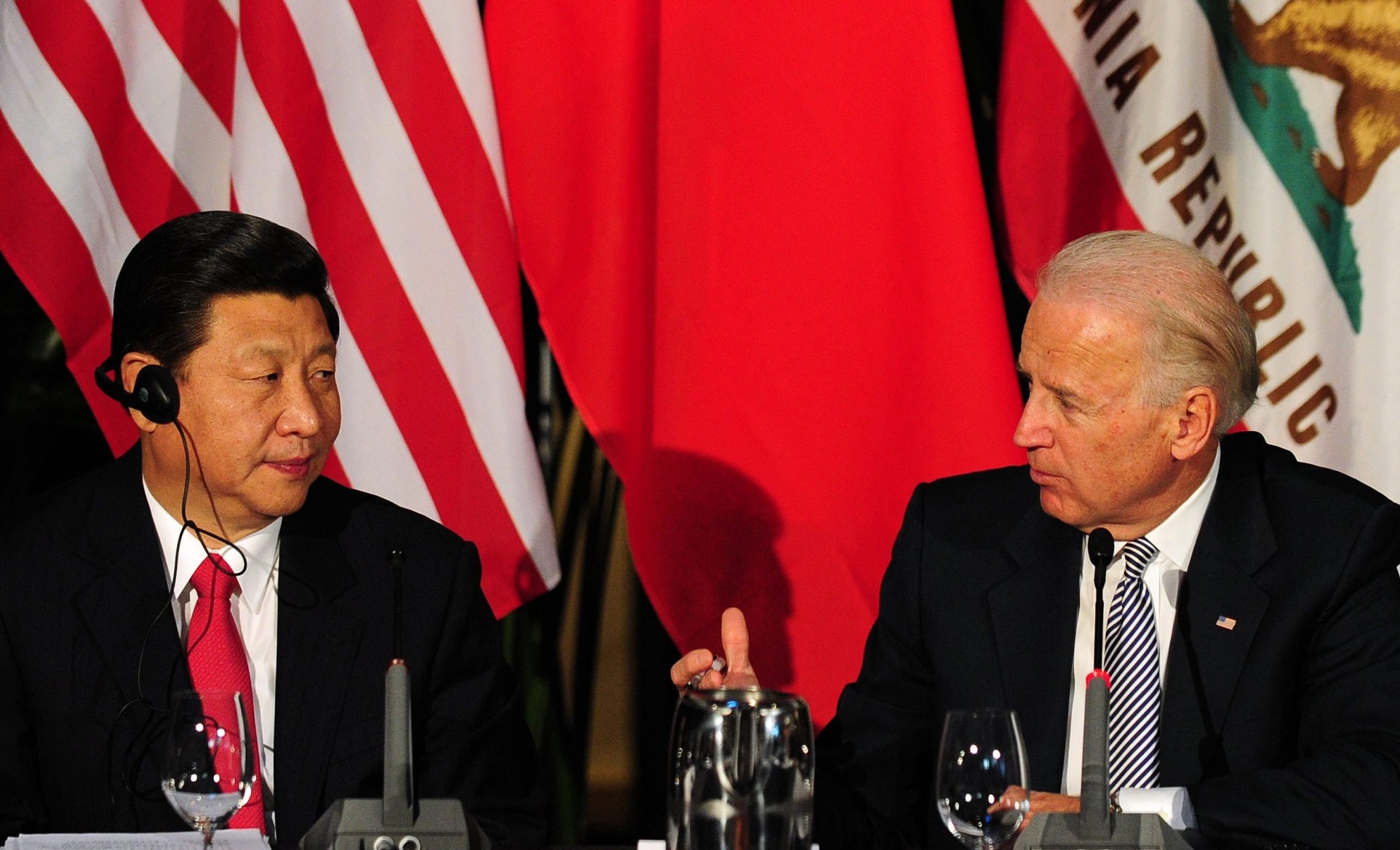 Xi Jinping en Joe Biden.