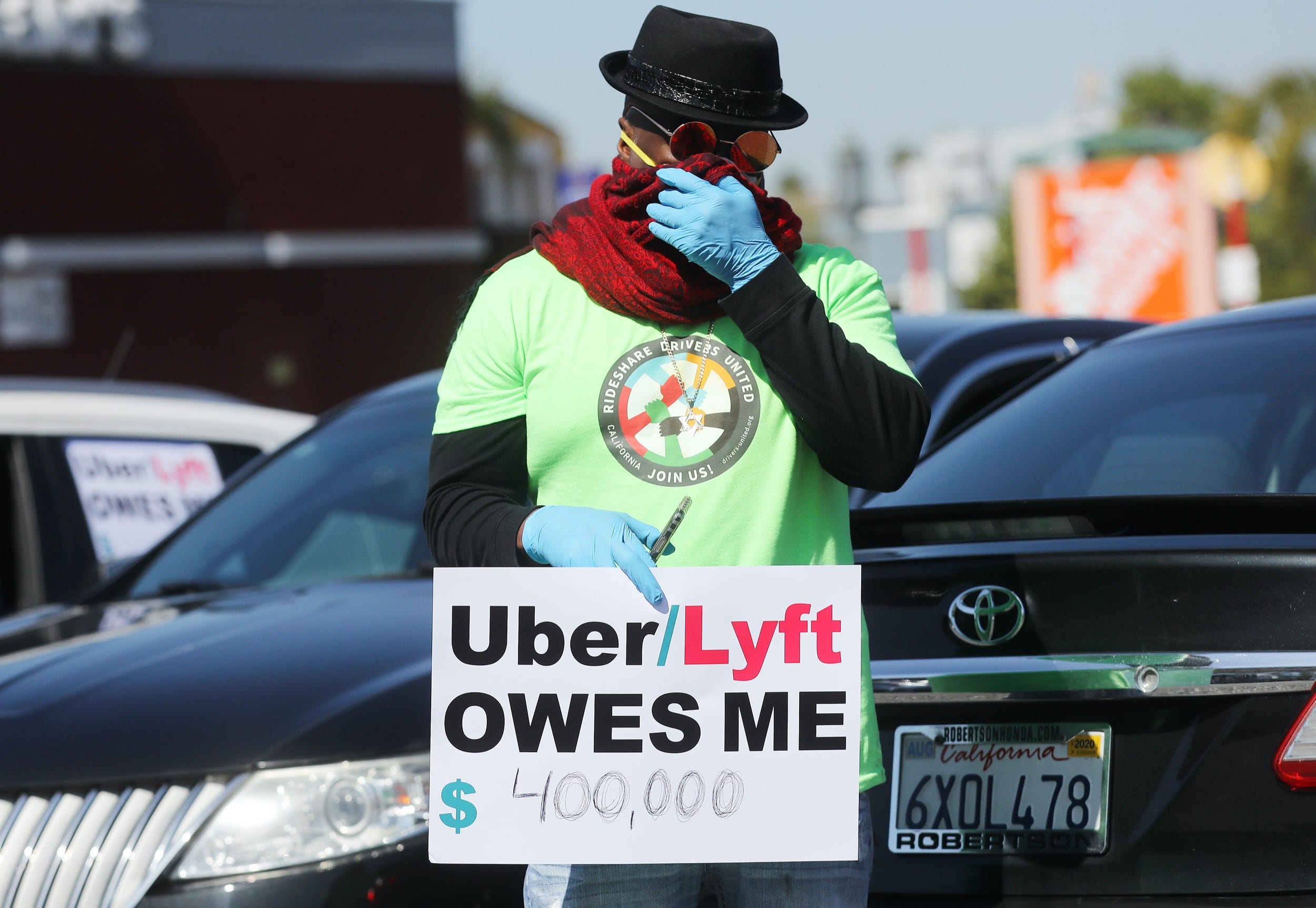 uber lyft protest drivers LOS ANGELES, CALIFORNIA - APRIL 16: A protestor displays a sign as Uber and Lyft drivers with Rideshare Drivers United and the
Transport Workers Union of America prepare to conduct a ‘caravan protest’ outside the California Labor Commissioner’s office amidst the coronavirus pandemic on April 16, 2020 in Los Angeles, California. The drivers called for California to enforce the AB 5 law so that they may qualify for unemployment insurance as the spread of COVID-19 continues. Drivers also called for receiving back wages they say they are owed. (Photo by Mario Tama/Getty Images)