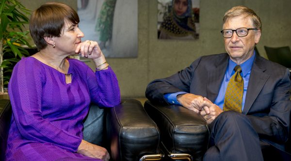 Minister Lilianne Ploumen voor Buitenlandse Handel en Ontwikkelingssamenwerking ontvangt in 2016 Microsoft-oprichter Bill Gates op haar werkkamer. Foto: ANP/Jerry Lampen Minister Lilianne Ploumen voor Buitenlandse Handel en Ontwikkelingssamenwerking ontvangt in 2016 Microsoft-oprichter Bill Gates op haar werkkamer. Foto: ANP/Jerry Lampen
