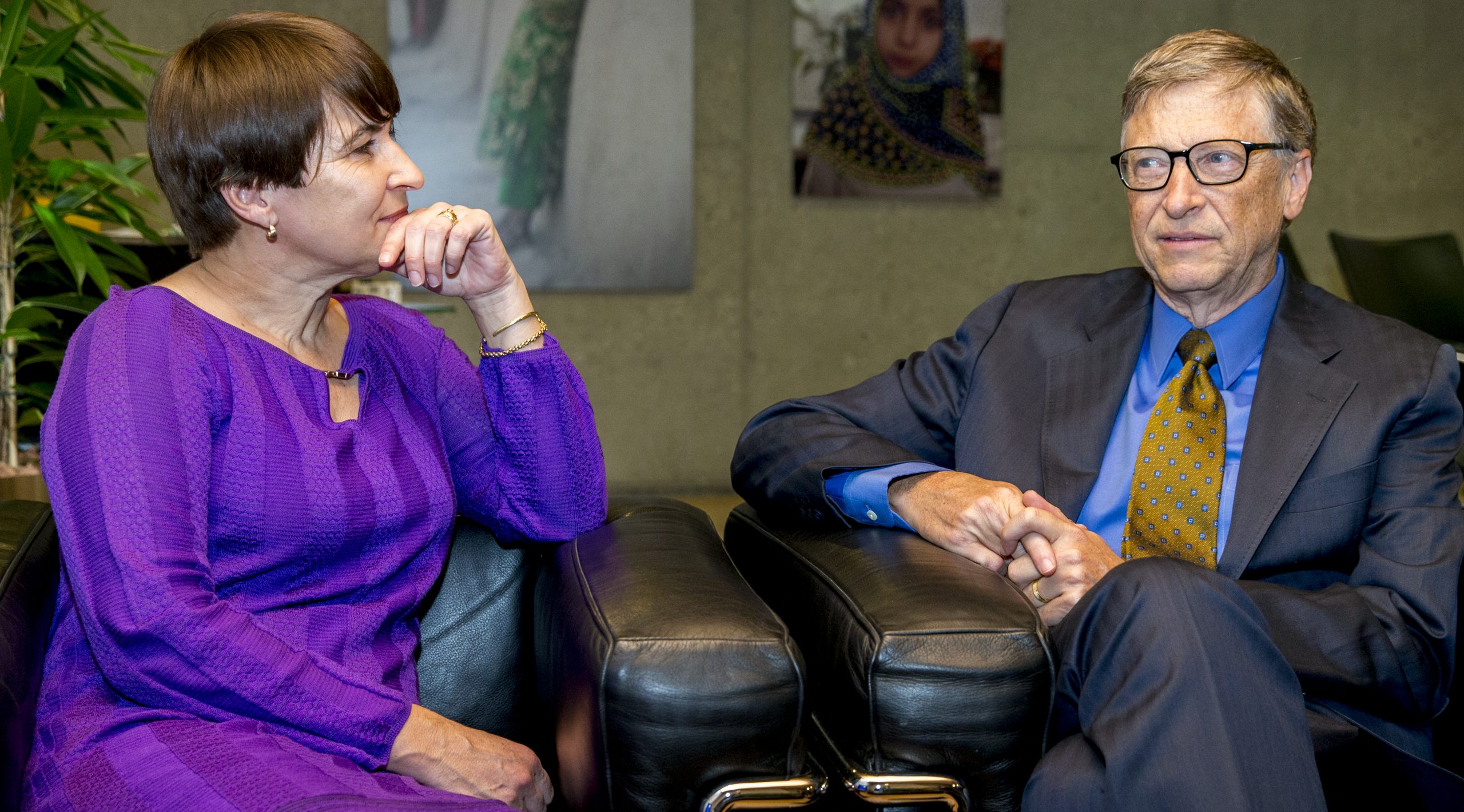 Minister Lilianne Ploumen voor Buitenlandse Handel en Ontwikkelingssamenwerking ontvangt in 2016 Microsoft-oprichter Bill Gates op haar werkkamer. Foto: ANP/Jerry Lampen