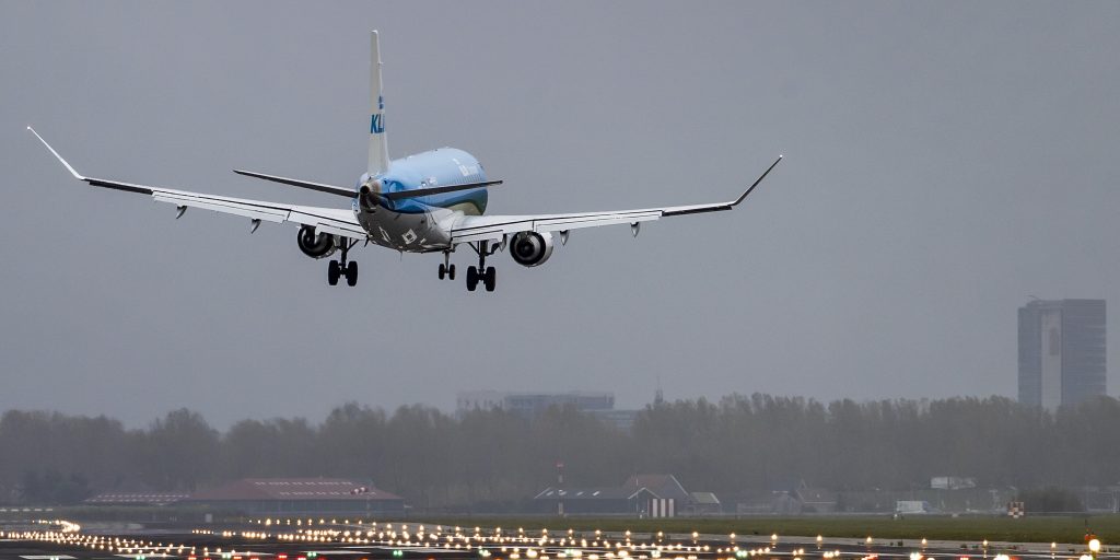 Een toestel van KLM landt op de Polderbaan van luchthaven Schiphol.