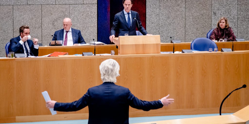 Minister Ferdinand Grapperhaus van Justitie en Veiligheid (CDA), Minister Hugo de Jonge van Volksgezondheid, Welzijn en Sport (CDA), Minister Cora van Nieuwenhuizen van Infrastructuur en Waterstaat (VVD), Premier Mark Rutte en Geert Wilders (PVV) in de Tweede Kamer tijdens het debat over de avondklok.