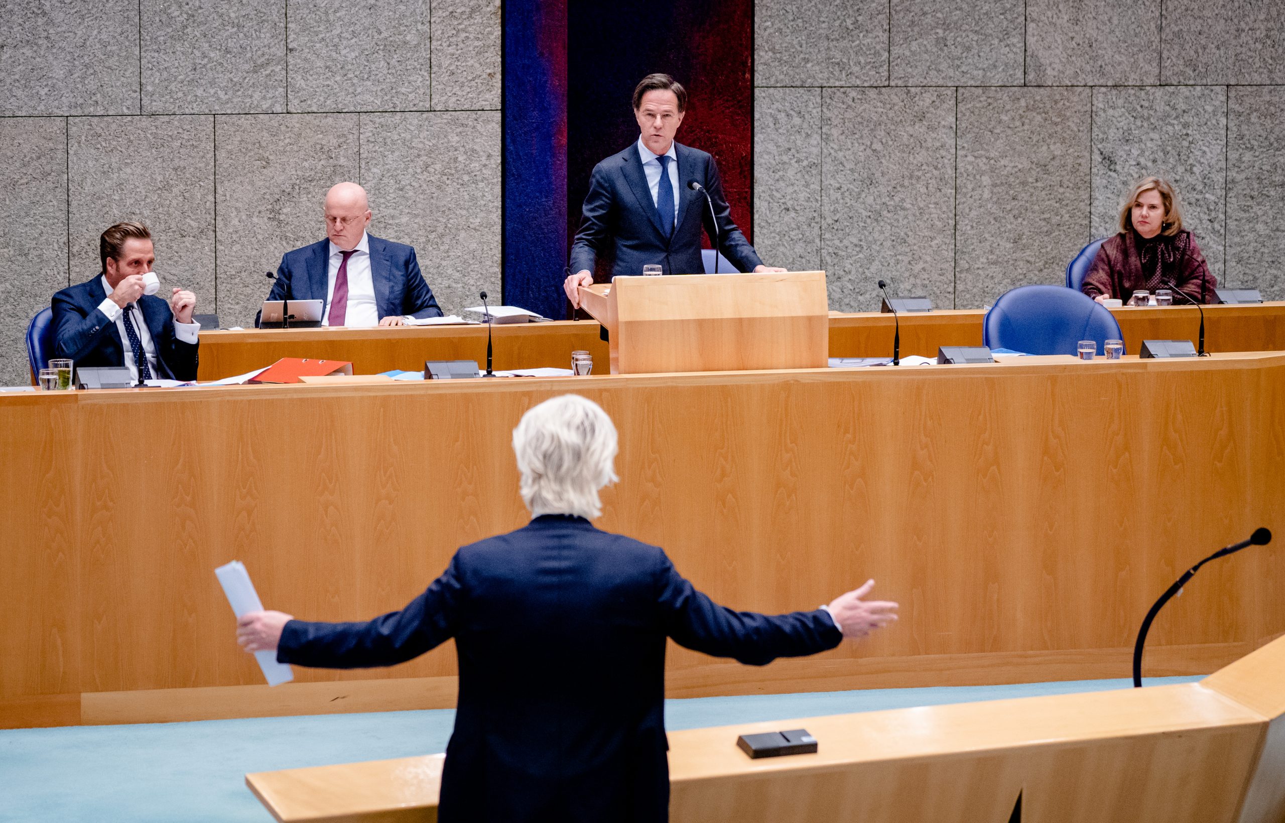 Minister Ferdinand Grapperhaus van Justitie en Veiligheid (CDA), Minister Hugo de Jonge van Volksgezondheid, Welzijn en Sport (CDA), Minister Cora van Nieuwenhuizen van Infrastructuur en Waterstaat (VVD), Premier Mark Rutte en Geert Wilders (PVV) in de Tweede Kamer tijdens het debat over de avondklok.