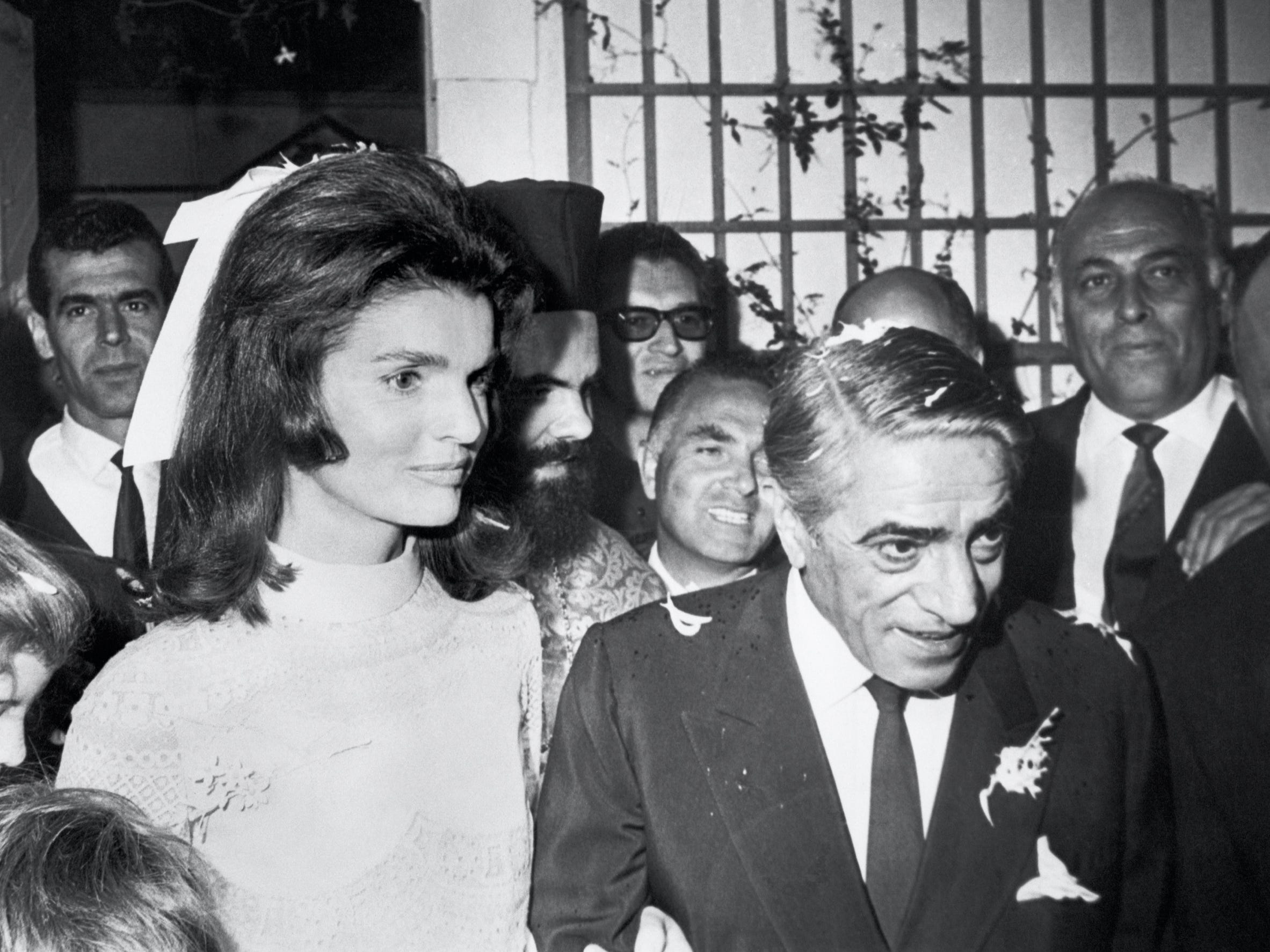Jackie Kennedy en Aristotle Onassis verlaten de kapel op het eiland Skorpios na hun trouwceremonie op 20 oktober 1968. Foto: Getty/Bettmann