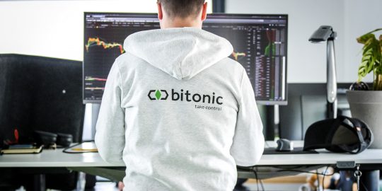 Medewerkers in het kantoor van Bitonic, een bedrijf dat euro's omwisselt in bitcoins of andere cryptovaluta.