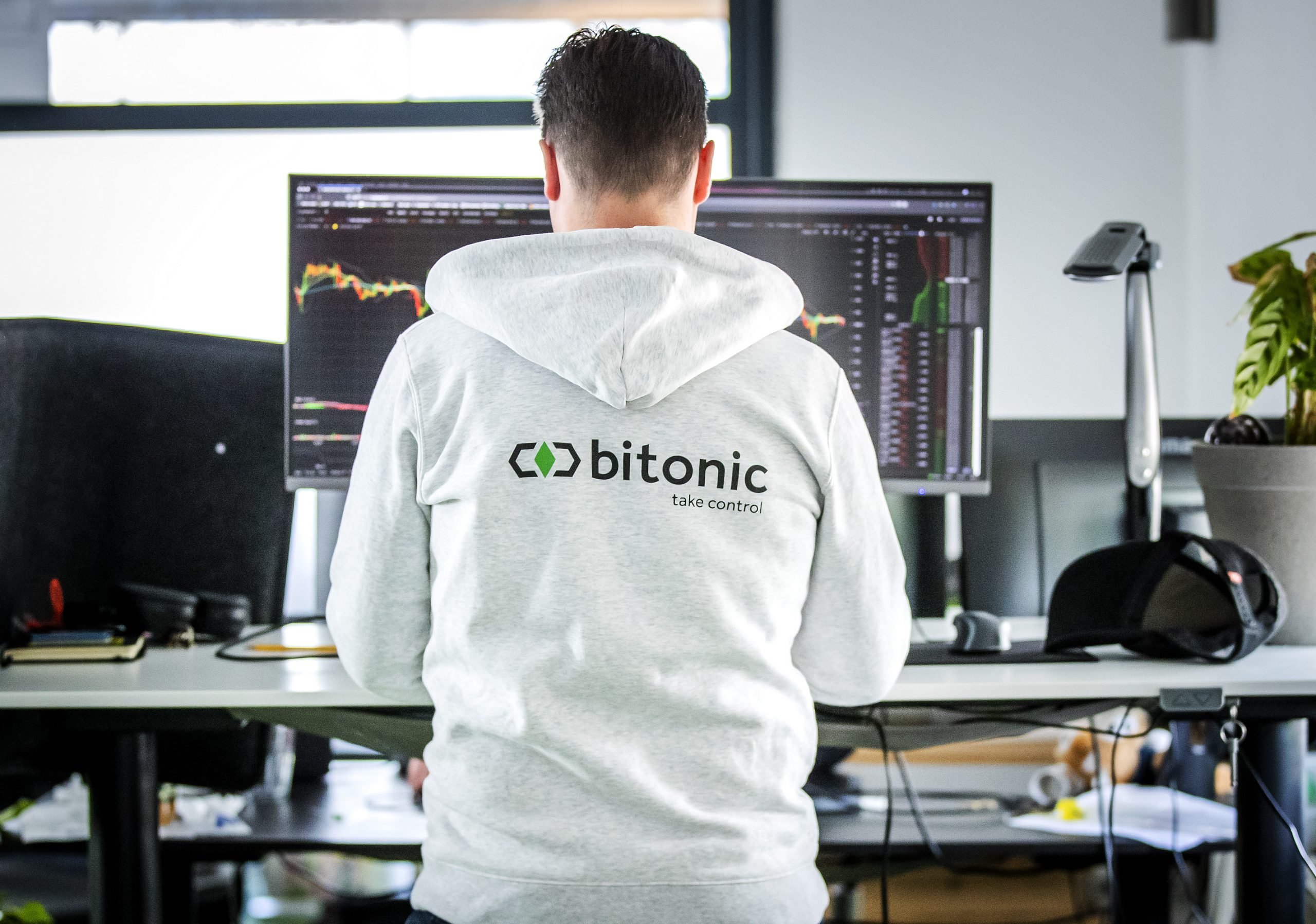 Medewerkers in het kantoor van Bitonic, een bedrijf dat euro's omwisselt in bitcoins of andere cryptovaluta.