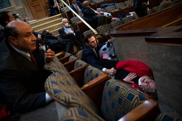 Politici in het Huis van Afgevaardigden verstoppen zich onder de stoelen voor Trump-aanhangers die op gewelddadige wijze het gebouw zijn binnengedrongen. Foto: Tom Williams via Getty Images Politici in het Huis van Afgevaardigden verstoppen zich onder de stoelen voor Trump-aanhangers die op gewelddadige wijze het gebouw zijn binnengedrongen. Foto: Tom Williams via Getty Images