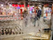 De schade aan een vestiging van supermarktketen Dirk van den Broek na rellen.