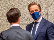 Hugo de Jonge, minister van Volksgezondheid, Welzijn en Sport, en premier Mark Rutte tijdens een debat over de ontwikkelingen rondom het coronavirus.