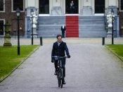 Premier Mark Rutte vertrekt bij Paleis Huis ten Bosch na een bezoek aan koning Willem-Alexander. Rutte heeft namens kabinet-Rutte III vanwege de kinderopvangtoeslagaffaire het ontslag aangeboden van alle ministers en staatssecretarissen.