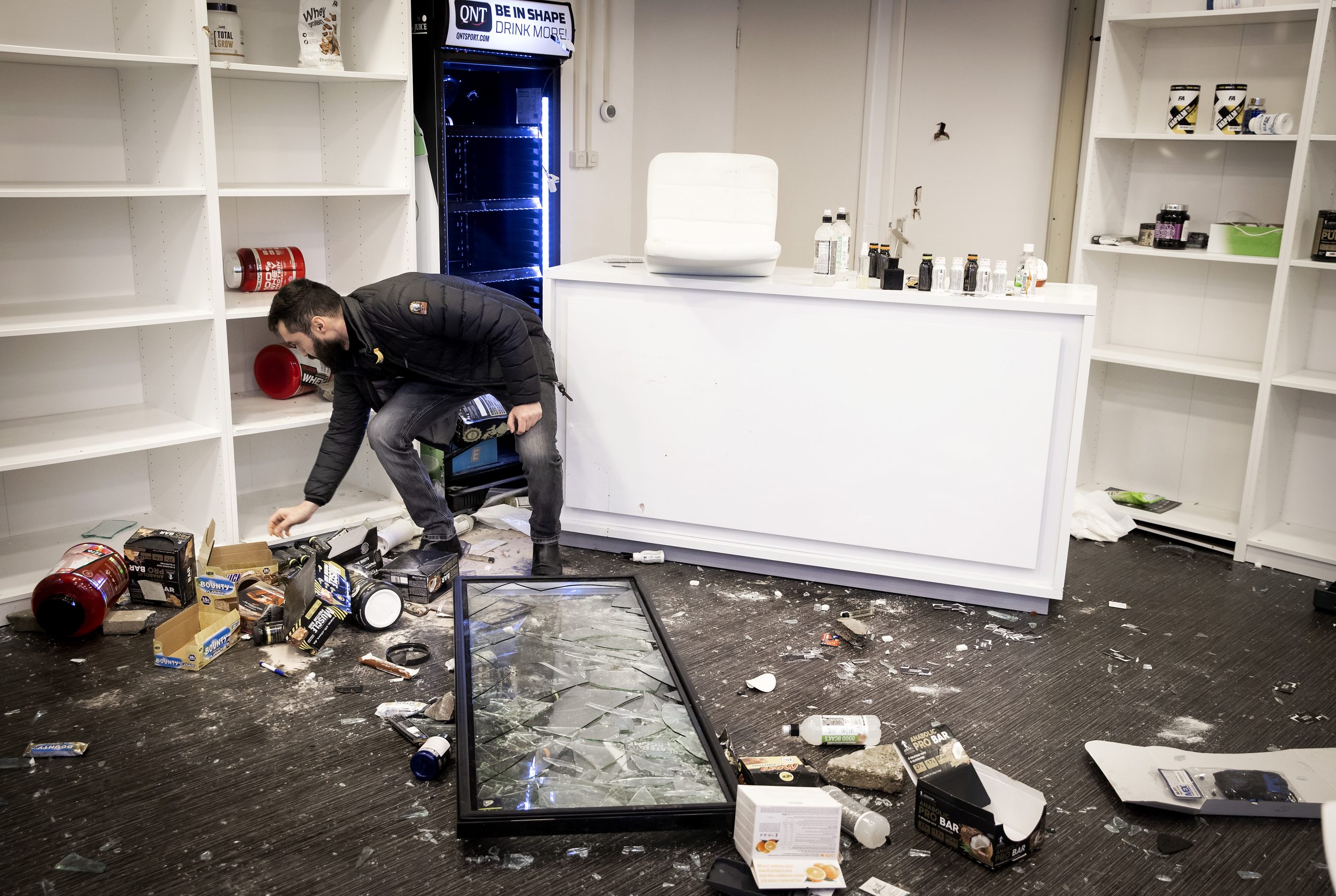 Schade aan een winkel op de Rotterdamse Beijerlandselaan, de dag na de rellen. Foto: ANP/Koen van Weel
