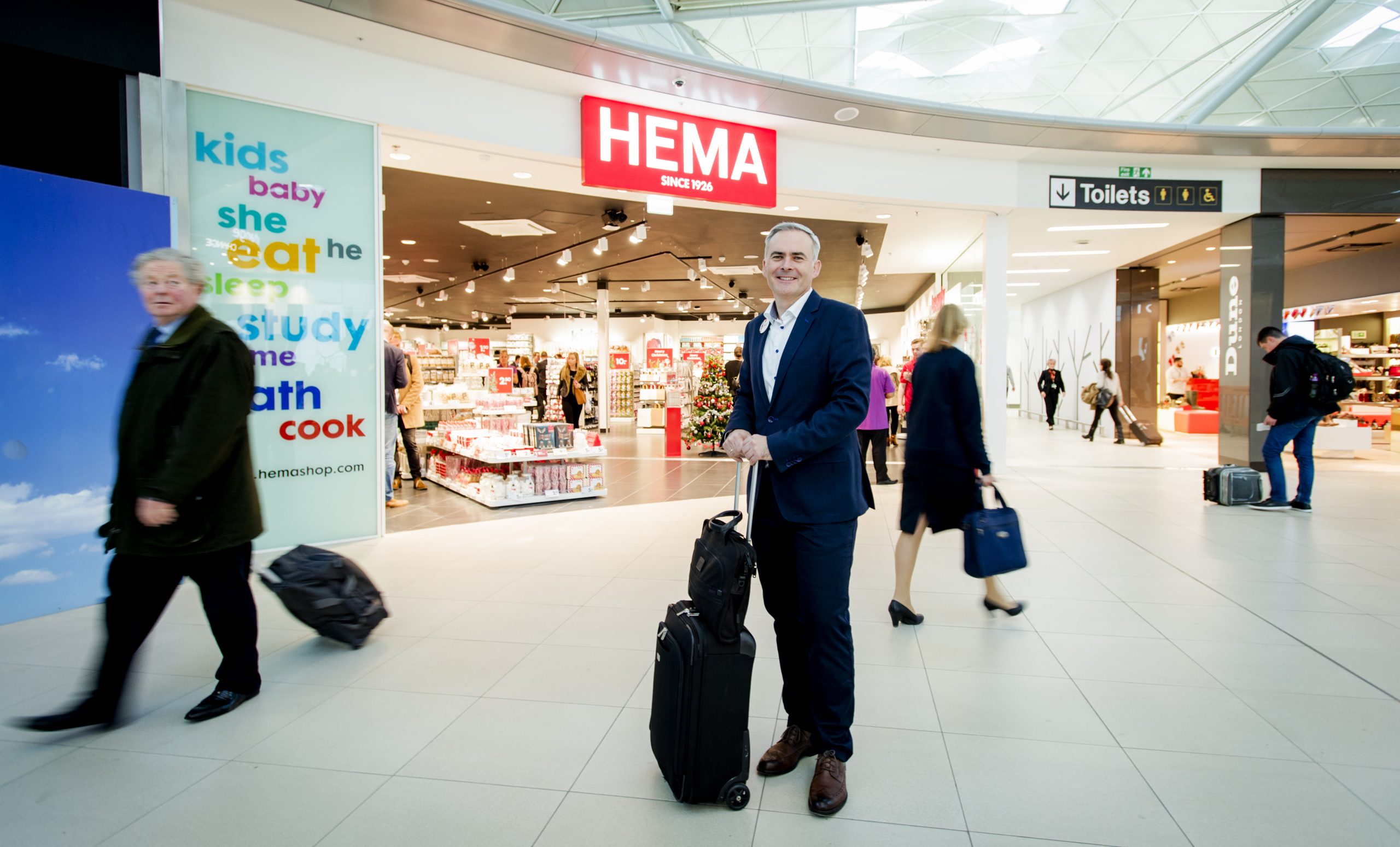 Tjeerd Jegen bij de opening van een HEMA op het Londense vliegveld Stansted. Foto: ANP/Robin van Lonkhuijsen