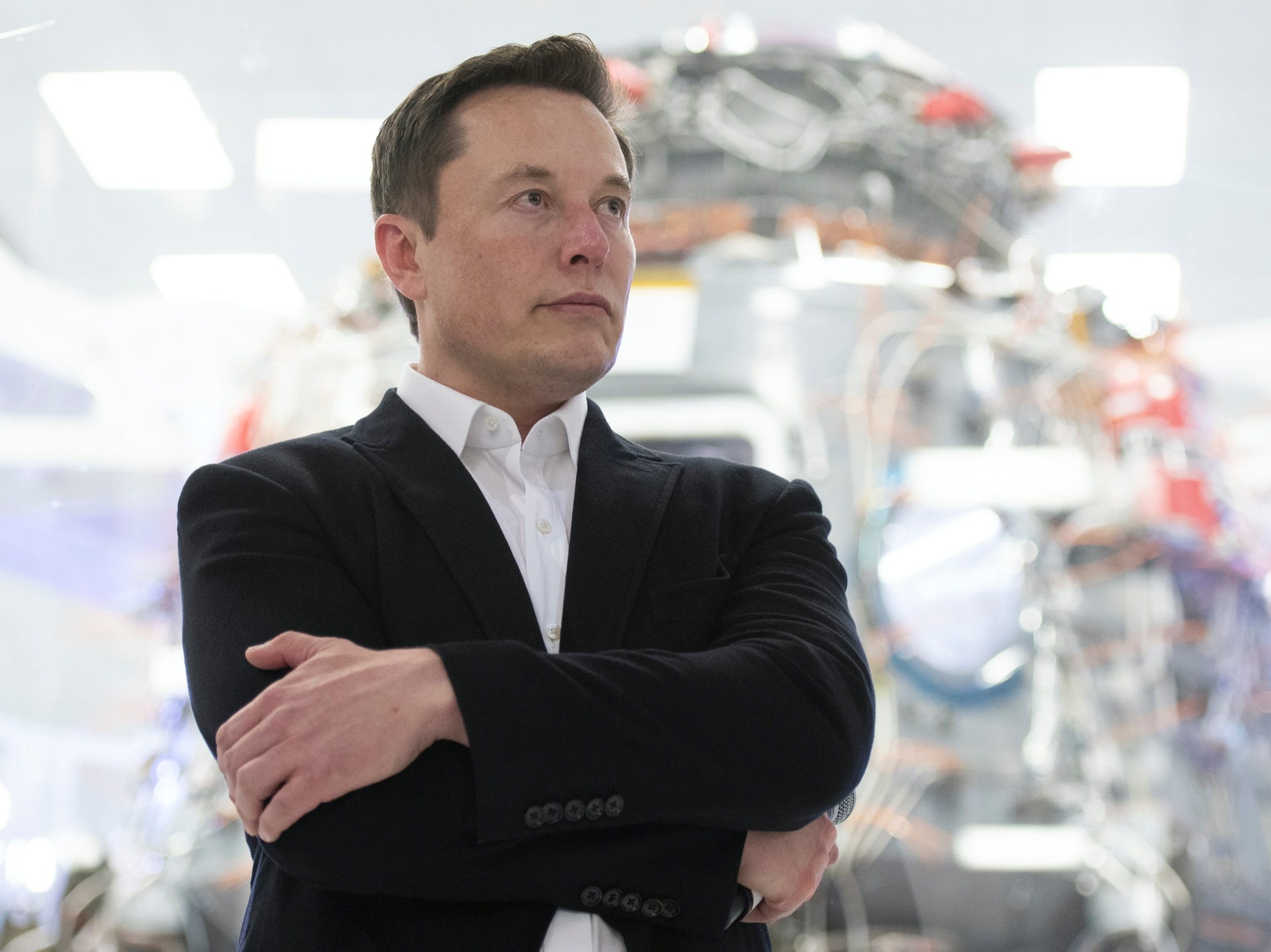 elon musk space x SpaceX Chief Engineer Elon Musk speaks in front of Crew Dragon cleanroom at SpaceX Headquarters in Hawthorne, California on October 10, 2019. (Photo by Yichuan Cao/NurPhoto via Getty Images)