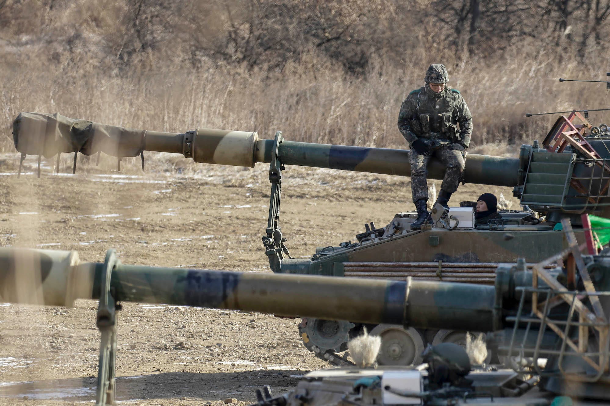 South Korea Army soldiers troops self-propelled howitzer