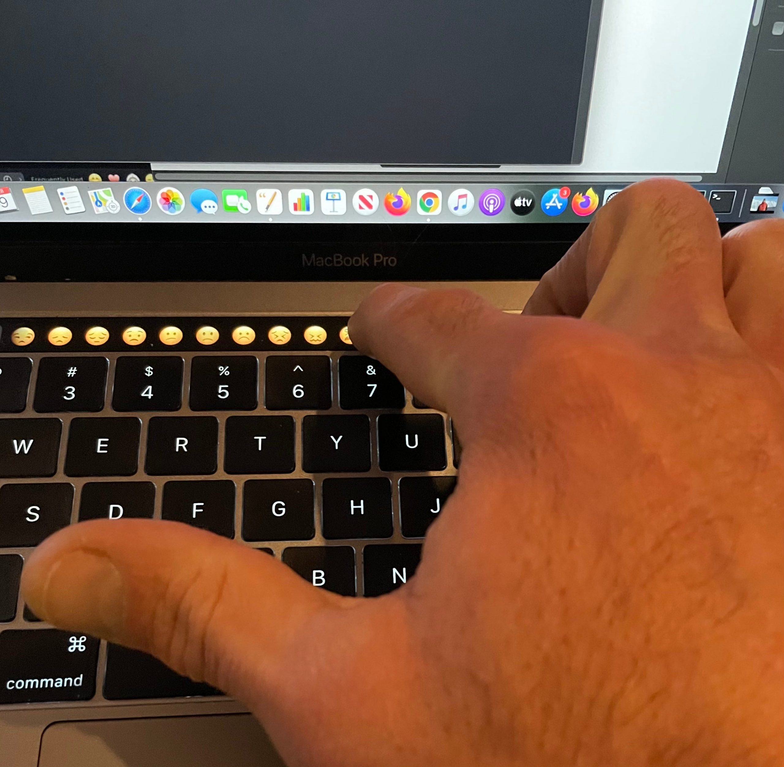 How to get emojis on Mac touch bar 3