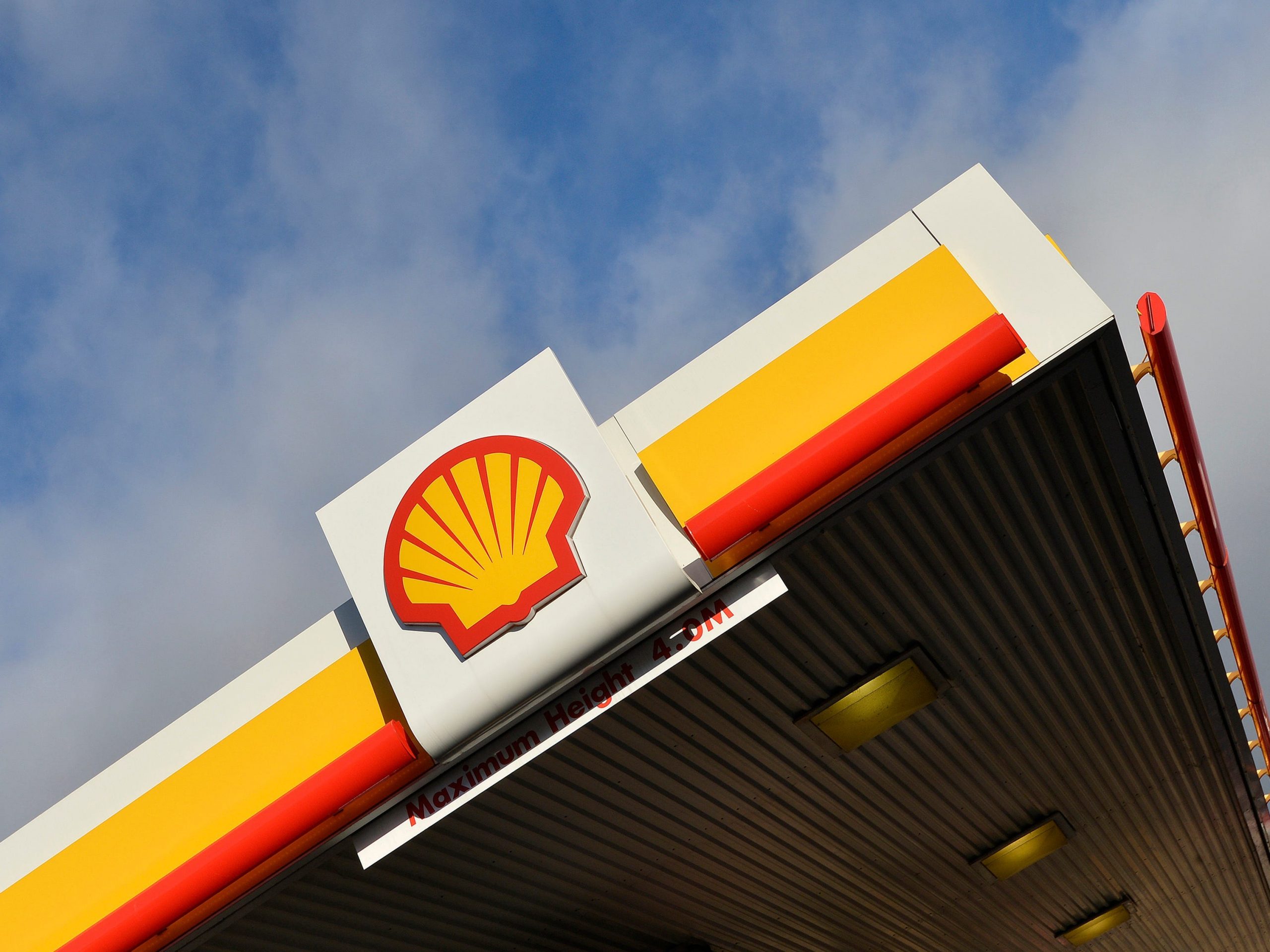 FILE PHOTO: Shell branding is seen at a petrol station in west London, January 29, 2015.  REUTERS/Toby Melville  