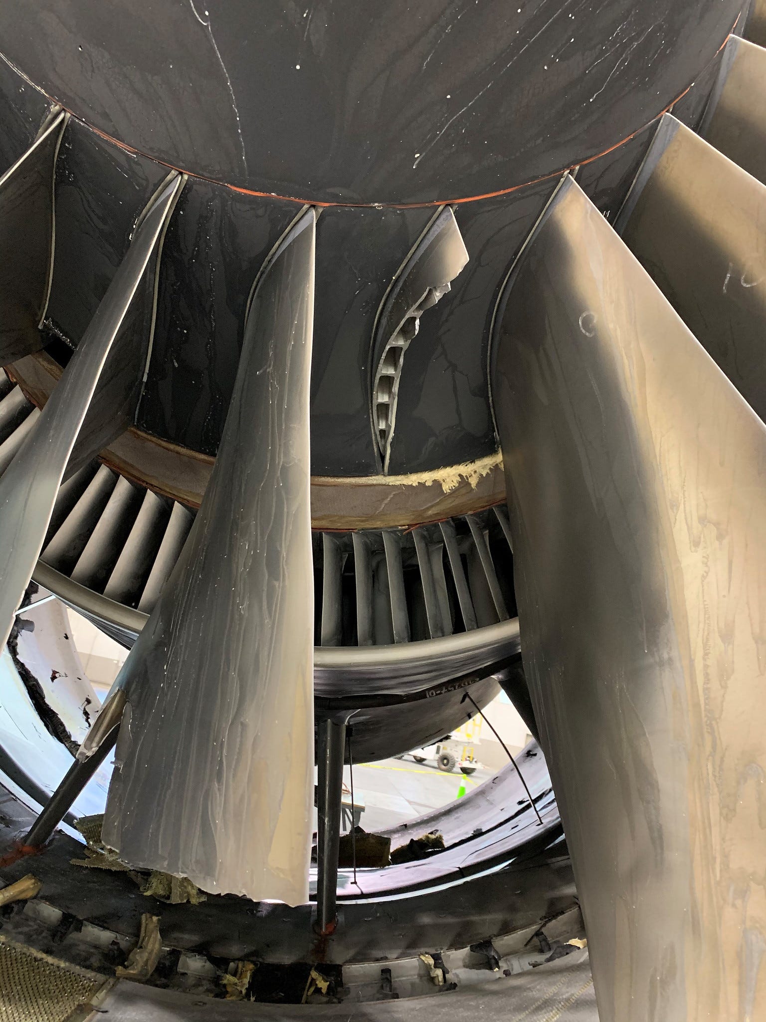 United Airlines Boeing 777 Engine