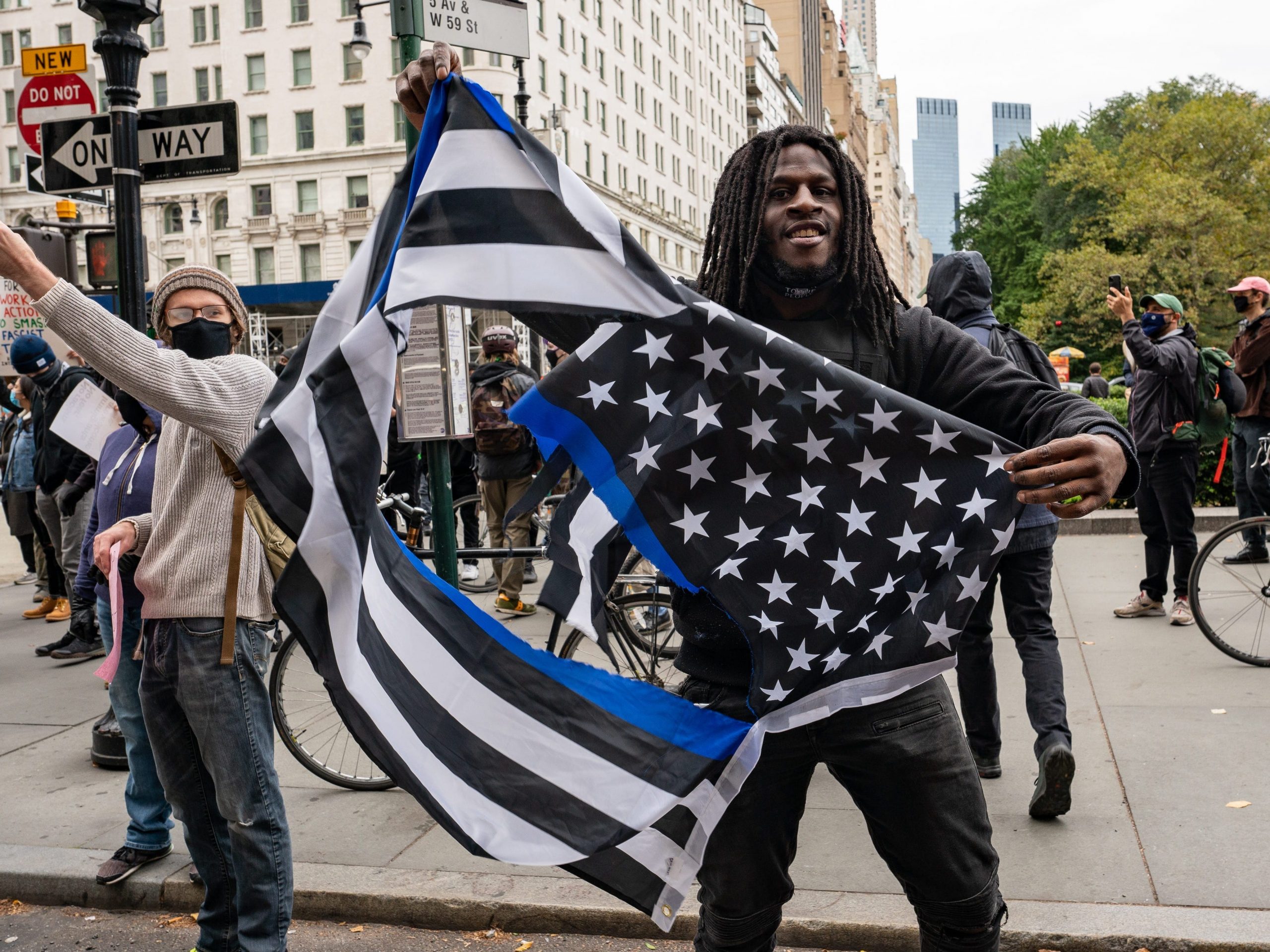 thin blue line flag protesters