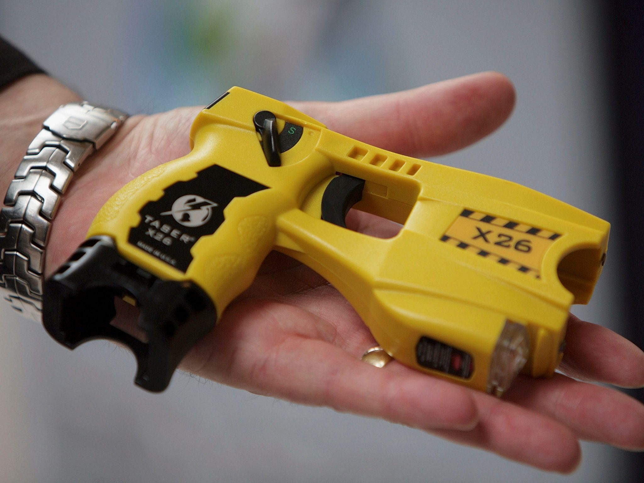 a-middle-school-student-in-florida-was-arrested-for-selling-stun-guns