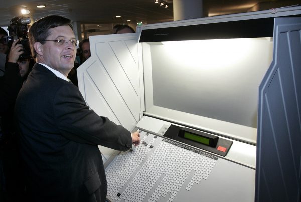 In 2006 werden nog stemcomputers gebruikt bij de verkiezingen. Zoals hier door toenmalig premier Jan Peter Balkenende. Foto: ANP/Robert Vos In 2006 werden nog stemcomputers gebruikt bij de verkiezingen. Zoals hier door toenmalig premier Jan Peter Balkenende. Foto: ANP/Robert Vos