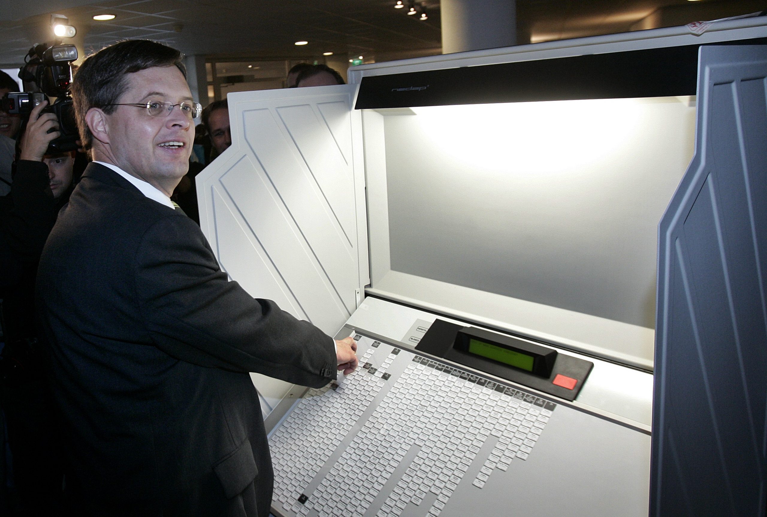 In 2006 werden nog stemcomputers gebruikt bij de verkiezingen. Zoals hier door toenmalig premier Jan Peter Balkenende. Foto: ANP/Robert Vos