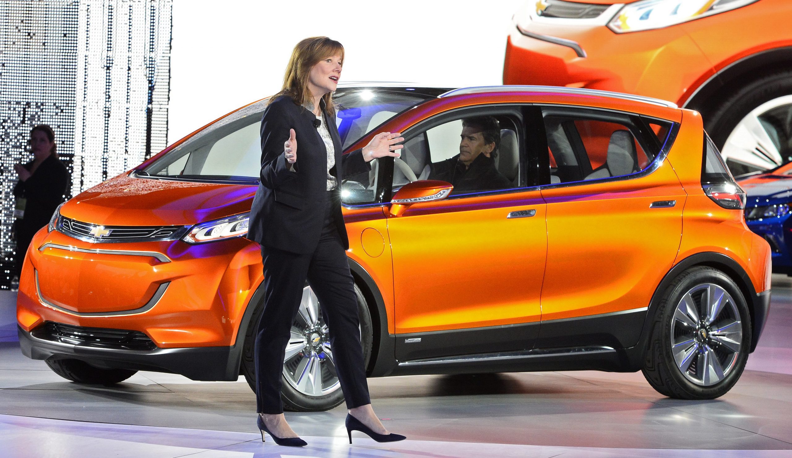 CEO Mary Barra van General Motors met de Chevrolet Bolt tijdens de Detroit Auto Show 2014. Foto: EPA/Larry W. Smith
