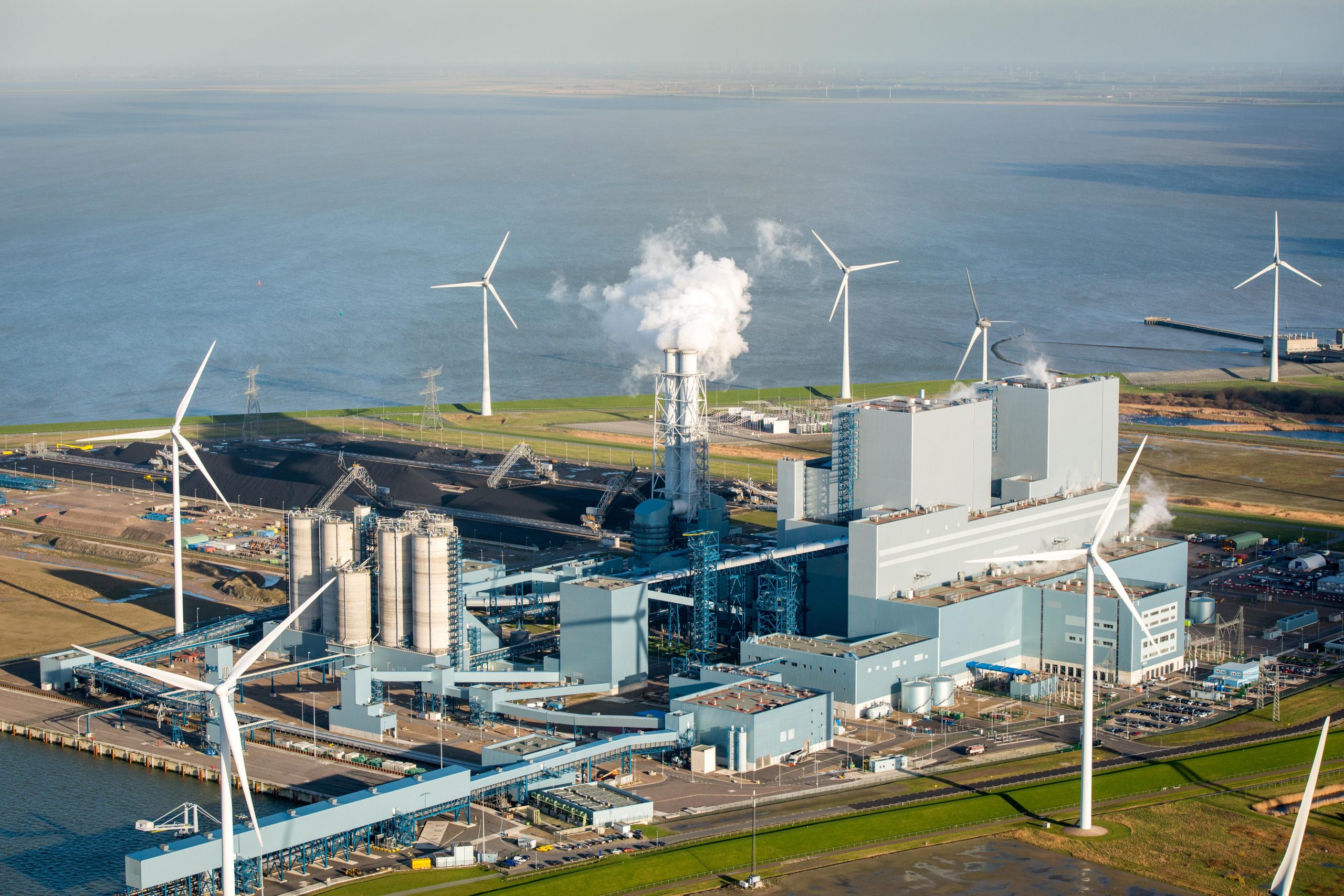 De kolencentrale van RWE in Eemshaven.