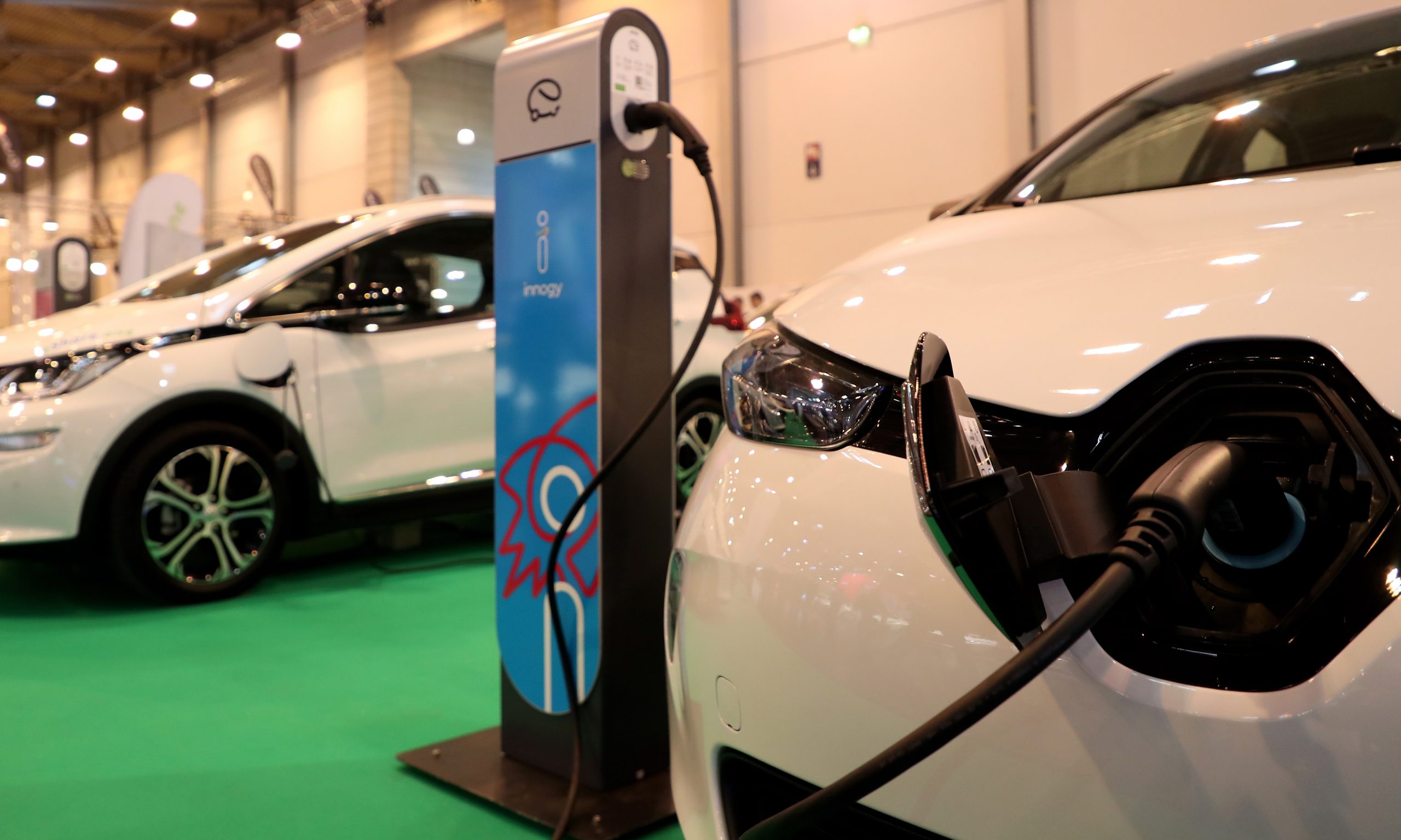 De elektrische auto Renault ZOE wordt opgeladen op de autoshow van Essen in 2018. Foto: EPA/Friedemann Vogel