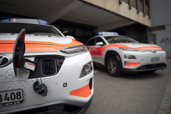 Het Zwitserse kanton Sankt Gallen heeft politieauto's van het type Hyundai Kona EV. Foto: EPA/Gian Ehrenzeller Het Zwitserse kanton Sankt Gallen heeft politieauto's van het type Hyundai Kona EV. Foto: EPA/Gian Ehrenzeller