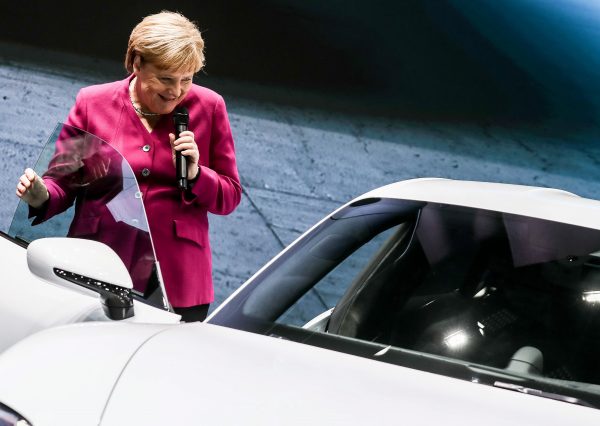 De Duitse bondskanselier Angela Merkel stapt in een Porsche Taycan tijdens de autoshow van Frankfurt in 2019. Foto: EPA/Felipe Trueba De Duitse bondskanselier Angela Merkel stapt in een Porsche Taycan tijdens de autoshow van Frankfurt in 2019. Foto: EPA/Felipe Trueba