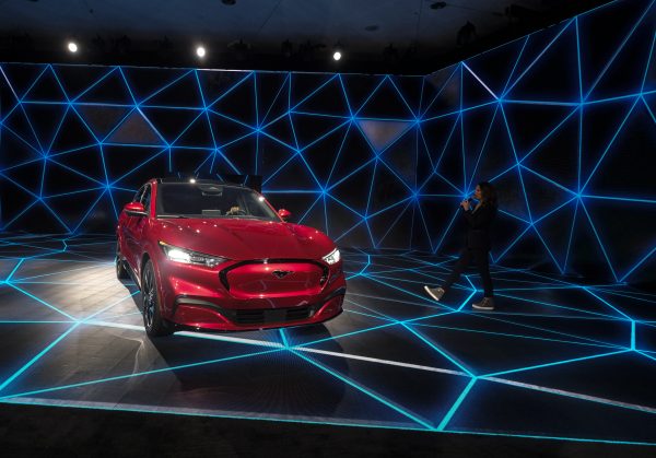 De onthulling van de Ford Mustang Mach-E tijdens de autoshow van Los Angeles in november 2019. Foto: EPA/Ringo Chiu De onthulling van de Ford Mustang Mach-E tijdens de autoshow van Los Angeles in november 2019. Foto: EPA/Ringo Chiu
