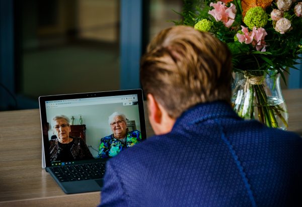 Minister Hugo de Jonge spreekt via een videoverbinding met bewoners van Centrum voor Wonen en Zorg Heidestede. Foto: ANP/Marco de Swart Minister Hugo de Jonge spreekt via een videoverbinding met bewoners van Centrum voor Wonen en Zorg Heidestede. Foto: ANP/Marco de Swart
