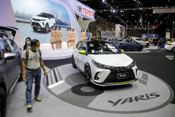 De elektrische Toyota Yaris tijdens een autoshow in de Thaise hoofdstad Bangkok in coronajaar 2020. Foto: EPA/DIEGO AZUBEL De elektrische Toyota Yaris tijdens een autoshow in de Thaise hoofdstad Bangkok in coronajaar 2020. Foto: EPA/DIEGO AZUBEL
