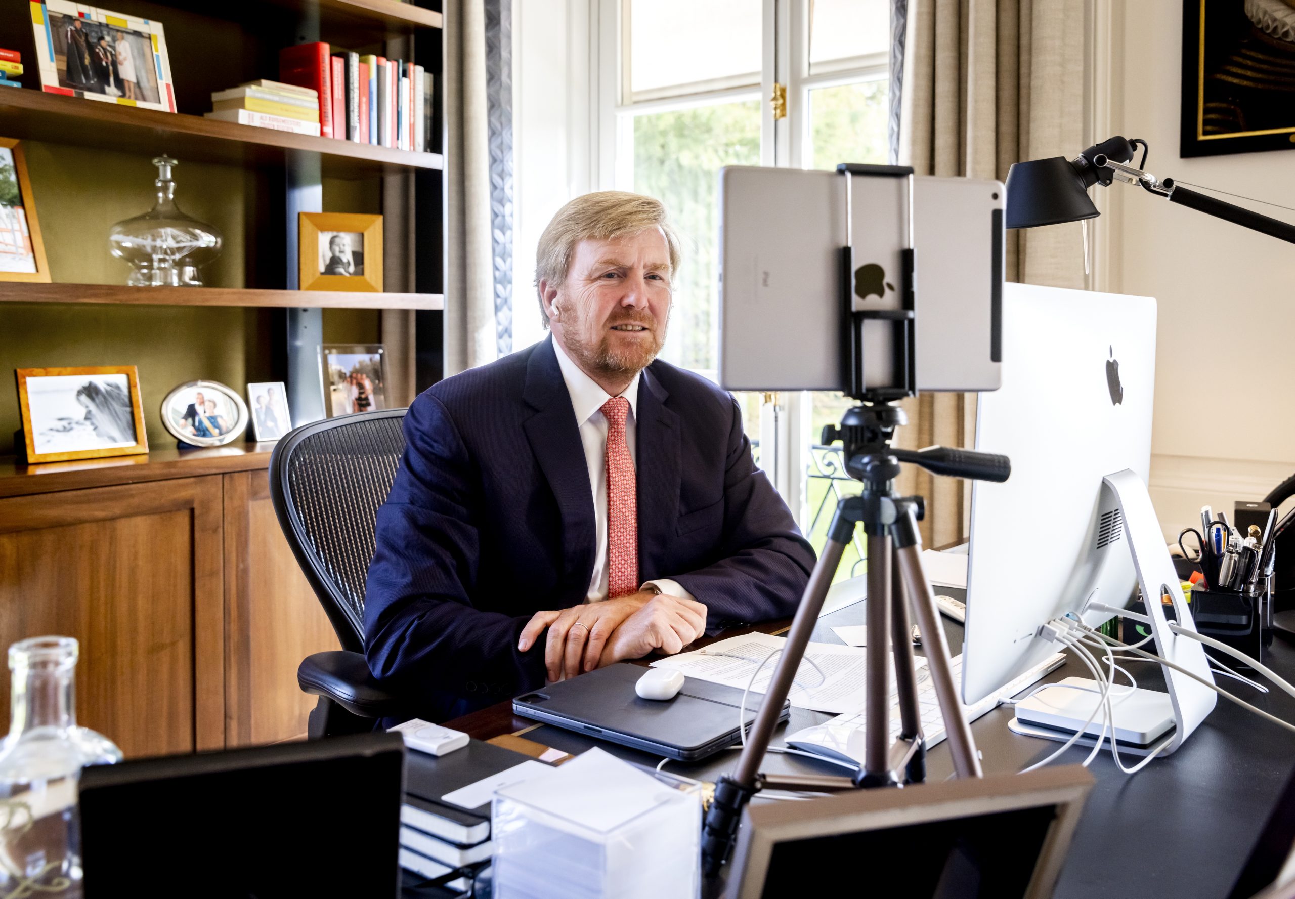 Koning Willem-Alexander voert een videogesprek. Foto: ANP/Remko de Waal