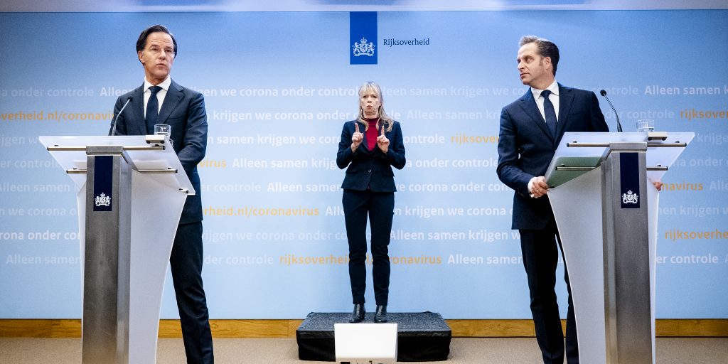Demissionair premier Mark Rutte en demissionair minister Hugo de Jonge (Volksgezondheid, Welzijn en Sport) geven dinsdag in Den Haag een toelichting op de coronamaatregelen in Nederland.