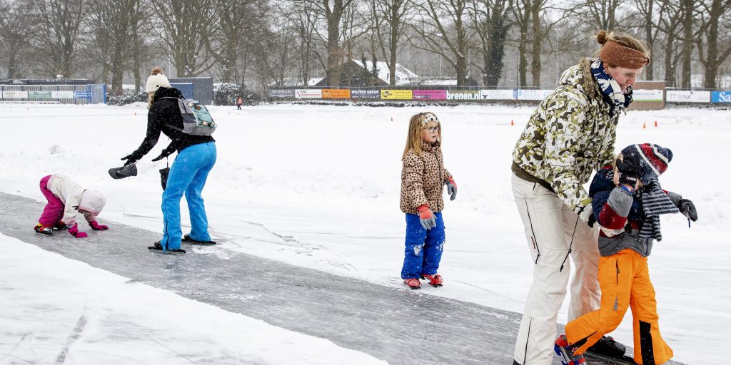 Kinderen en jongeren schaatsen op de ijsbaan in het Utrechtse Doorn.