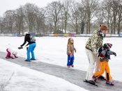 Kinderen en jongeren schaatsen op de ijsbaan in het Utrechtse Doorn.