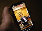 Premier Mark Rutte tijdens een livestream op Instagram op een smartphone.