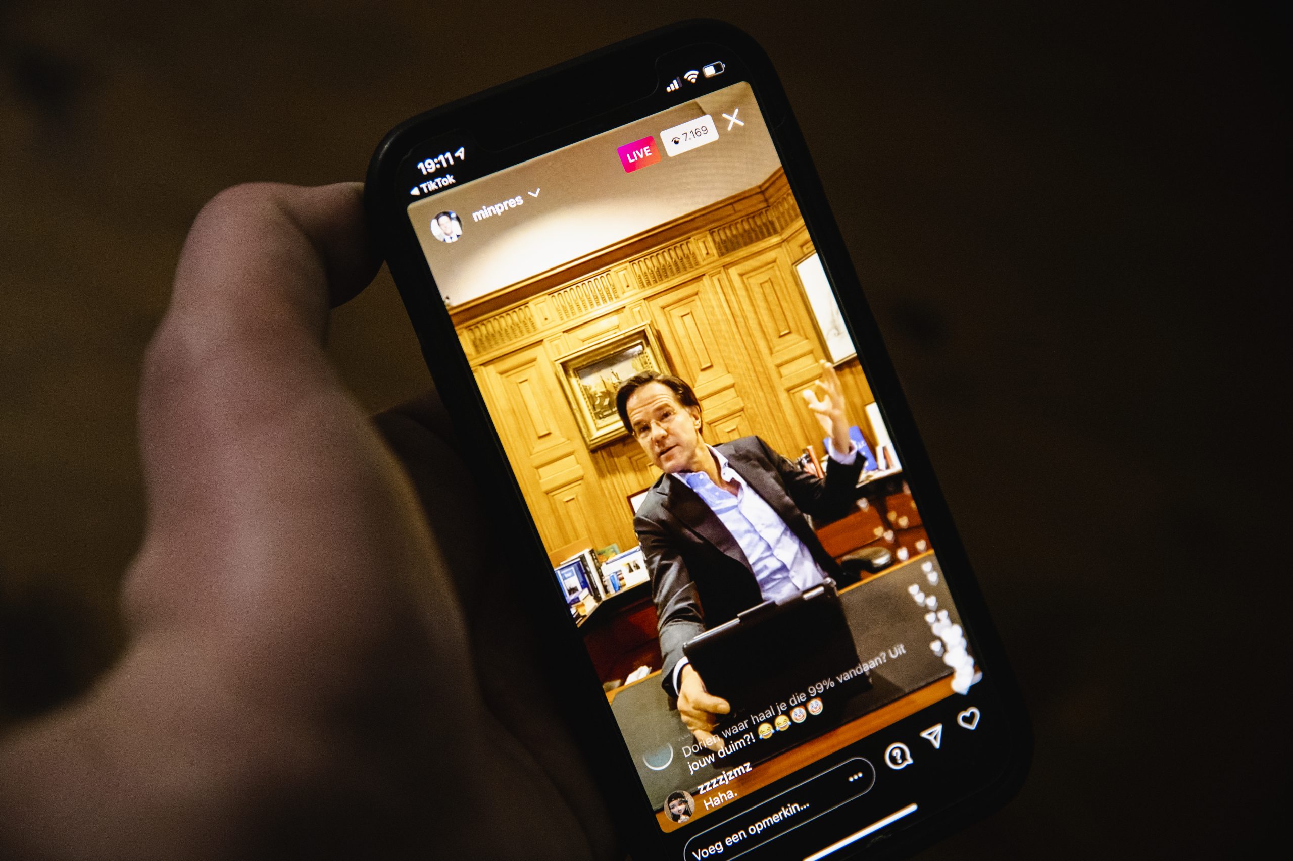 Premier Mark Rutte tijdens een livestream op Instagram op een smartphone.