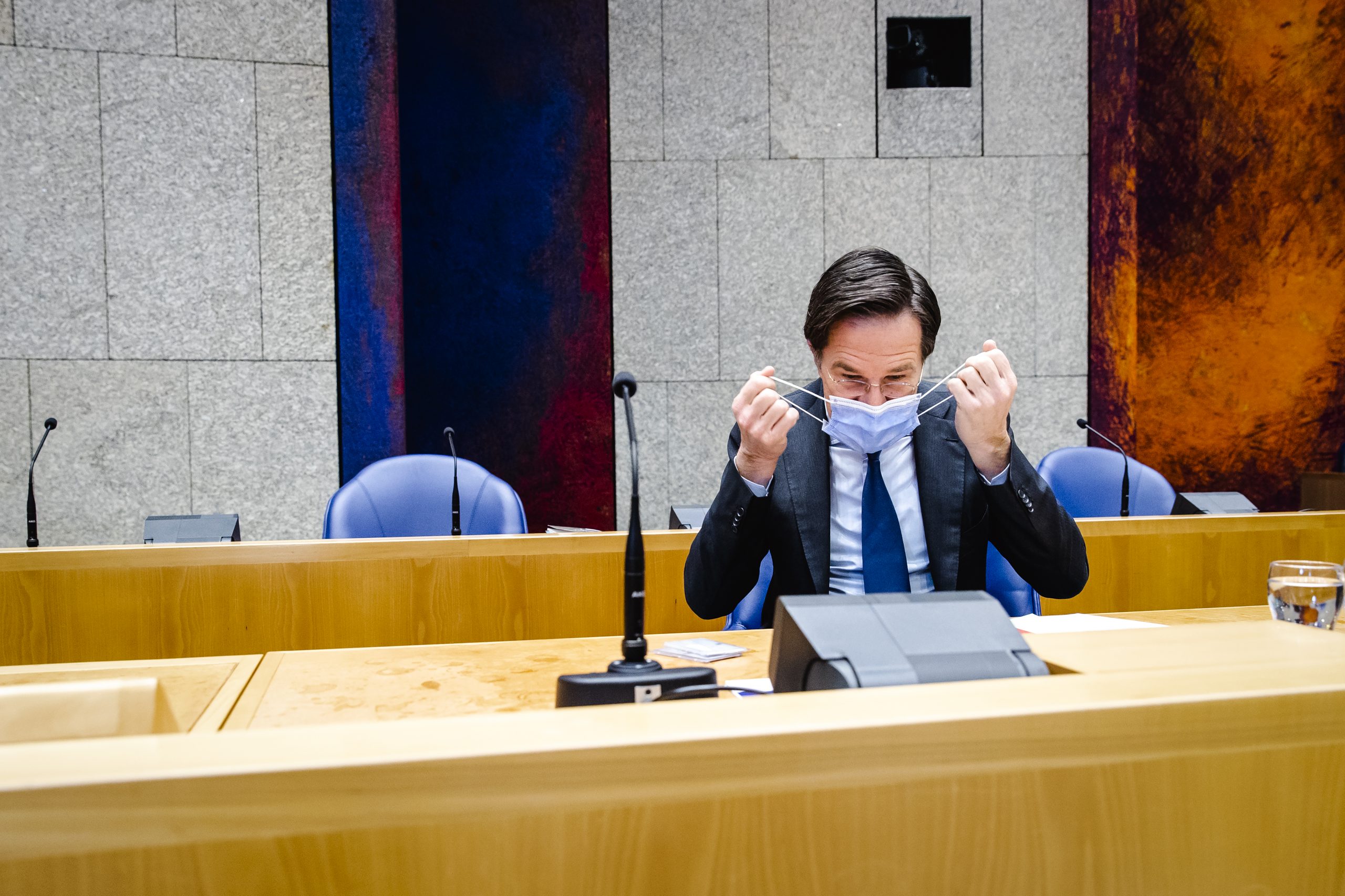 Demissionair premier Mark Rutte tijdens het Kamerdebat over de spoedwet voor de avondklok.