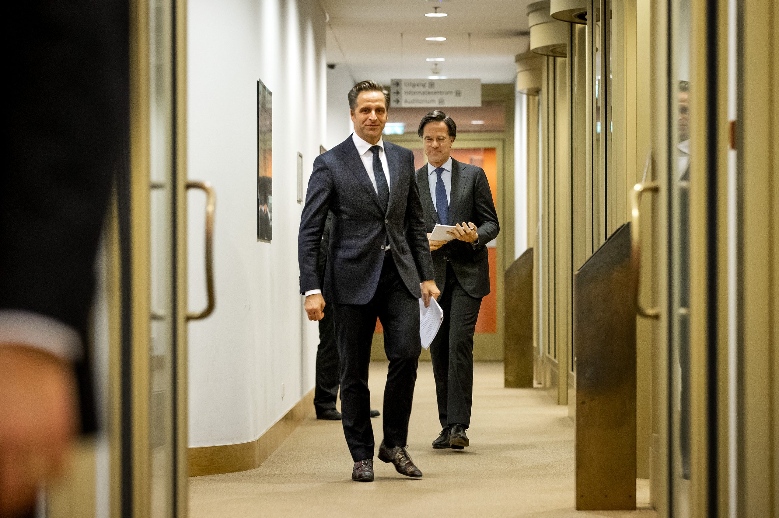 Premier Mark Rutte en minister Hugo de Jonge dinsdagavond voorafgaand aan een persconferentie over de coronamaatregelen.