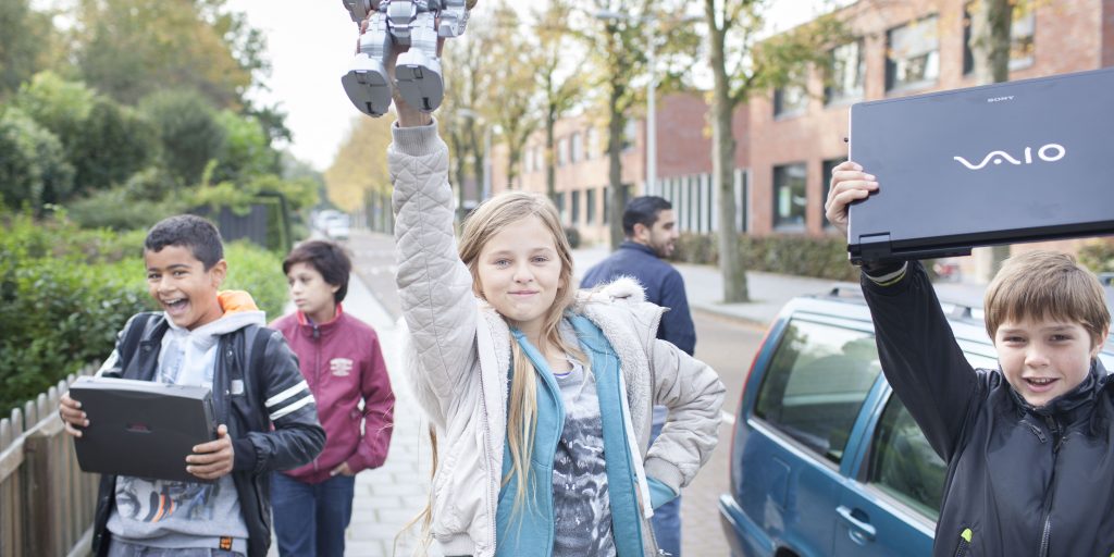 Tijdens de E-waste Race verzamelen basisschoolscholieren zoveel mogelijk afgedankte elektronische apparaten.